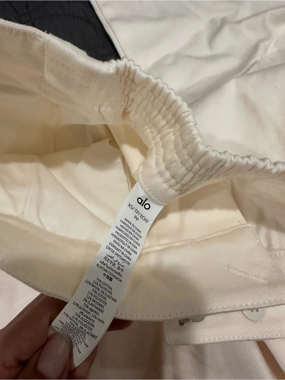 ALO Yoga Wide-Leg Cargo Pants in Cream